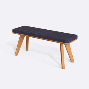 Han Bench 120 x 38, lacivert keten döşeme, masif kayın gövde, beyaz zeminde üç çeyrek açıdan çekim