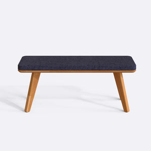 Han Bench 120 x 38, lacivert keten döşeme, masif kayın gövde, beyaz zeminde önden stüdyo çekimi