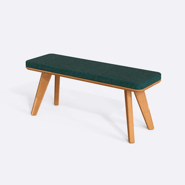 Han Bench 120 x 38, petrol keten döşeme, masif kayın gövde, beyaz zeminde üç çeyrek açıdan çekim