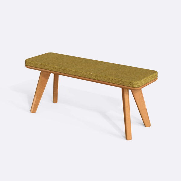 Han Bench 120 x 38, sarı keten döşeme, masif kayın gövde, beyaz zeminde üç çeyrek açıdan çekim
