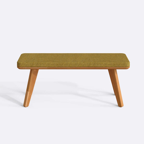 Han Bench 120 x 38, sarı keten döşeme, masif kayın gövde, beyaz zeminde önden stüdyo çekimi