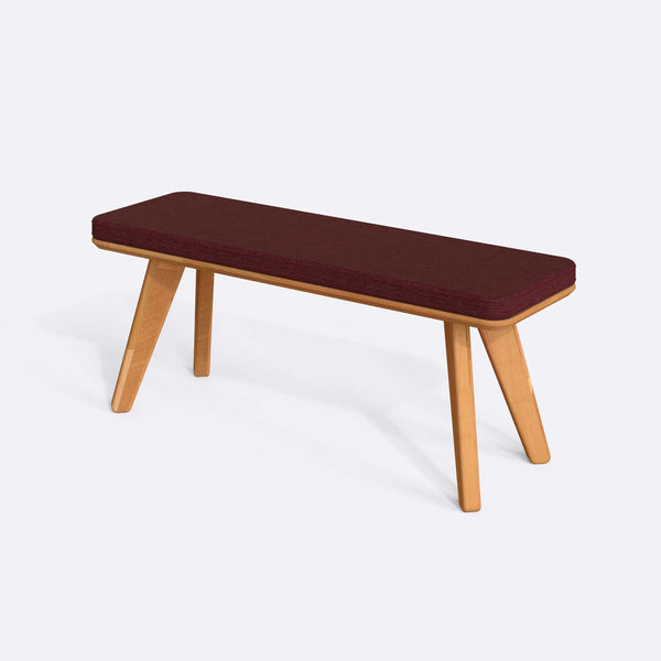 Han Bench 120 x 38, bordo keten döşeme, masif kayın gövde, beyaz zeminde üç çeyrek açıdan çekim