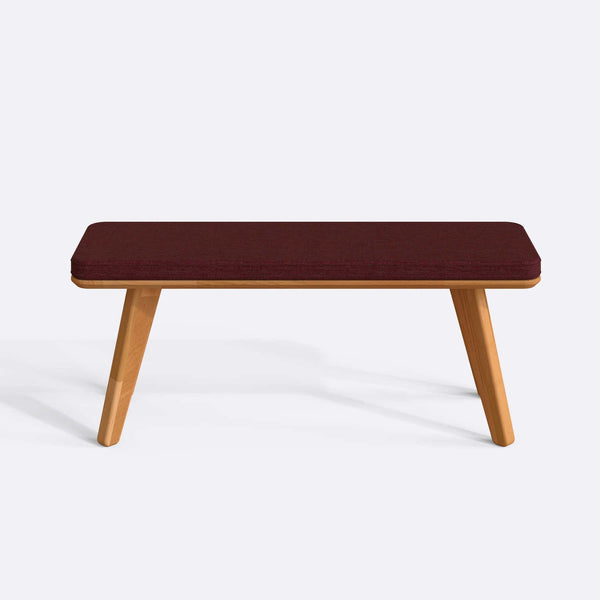 Han Bench 120 x 38, bordo keten döşeme, masif kayın gövde, beyaz zeminde önden stüdyo çekimi
