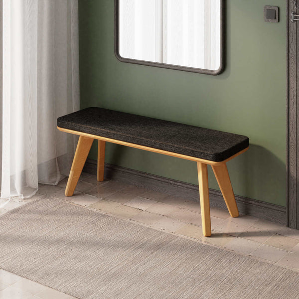 Han Bench 120 x 38, siyah keten döşeme, masif kayın gövde, ev ortamında kullanım görünümü