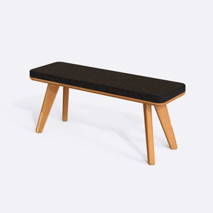 Han Bench 120 x 38, siyah keten döşeme, masif kayın gövde, beyaz zeminde üç çeyrek açıdan çekim