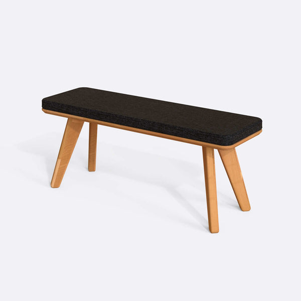 Han Bench 120 x 38, siyah keten döşeme, masif kayın gövde, beyaz zeminde üç çeyrek açıdan çekim