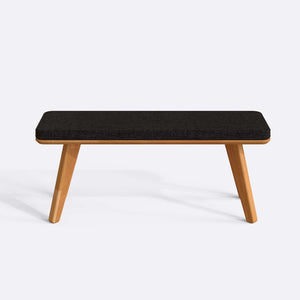 Han Bench 120 x 38, siyah keten döşeme, masif kayın gövde, beyaz zeminde önden stüdyo çekimi