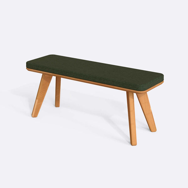 Han Bench 120 x 38, yeşil keten döşeme, masif kayın gövde, beyaz zeminde üç çeyrek açıdan çekim