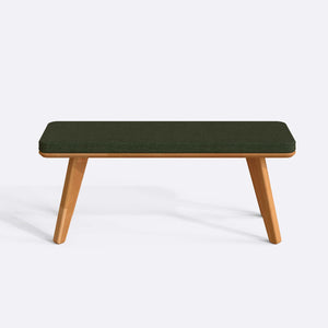 Han Bench 120 x 38, yeşil keten döşeme, masif kayın gövde, beyaz zeminde önden stüdyo çekimi