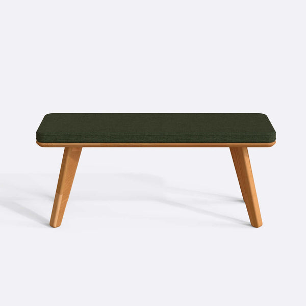 Han Bench 120 x 38, yeşil keten döşeme, masif kayın gövde, beyaz zeminde önden stüdyo çekimi