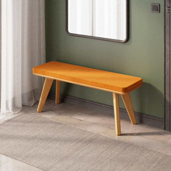 Han Bench 120 x 38, badem kadife döşeme, masif kayın gövde, ev ortamında kullanım görünümü