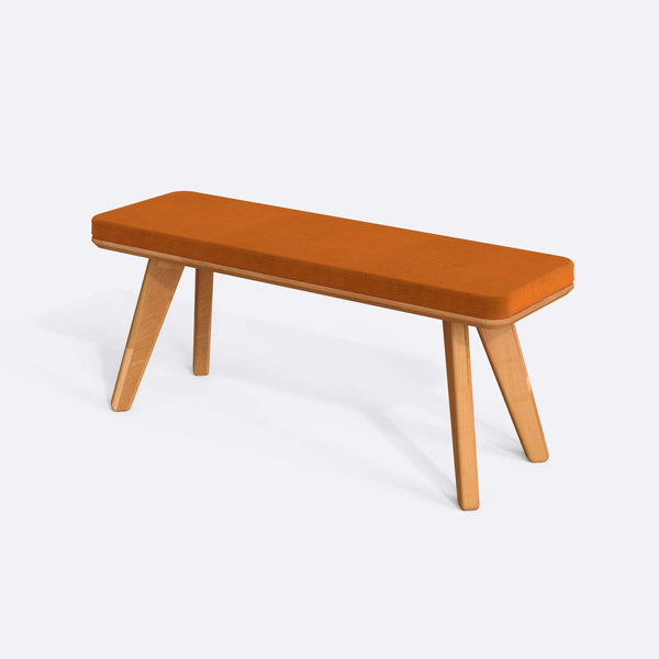Han Bench 120 x 38, badem kadife döşeme, masif kayın gövde, beyaz zeminde üç çeyrek açıdan çekim