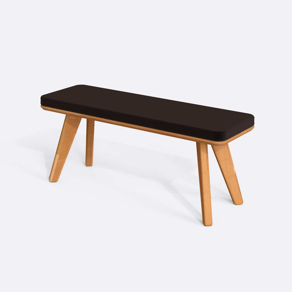 Han Bench 120 x 38, kahve kadife döşeme, masif kayın gövde, beyaz zeminde üç çeyrek açıdan çekim
