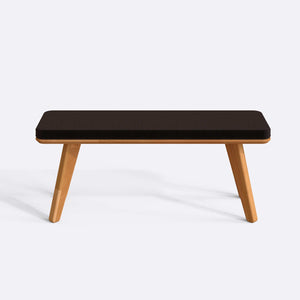 Han Bench 120 x 38, kahve kadife döşeme, masif kayın gövde, beyaz zeminde önden stüdyo çekimi