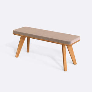 Han Bench 120 x 38, kum kadife döşeme, masif kayın gövde, beyaz zeminde üç çeyrek açıdan çekim