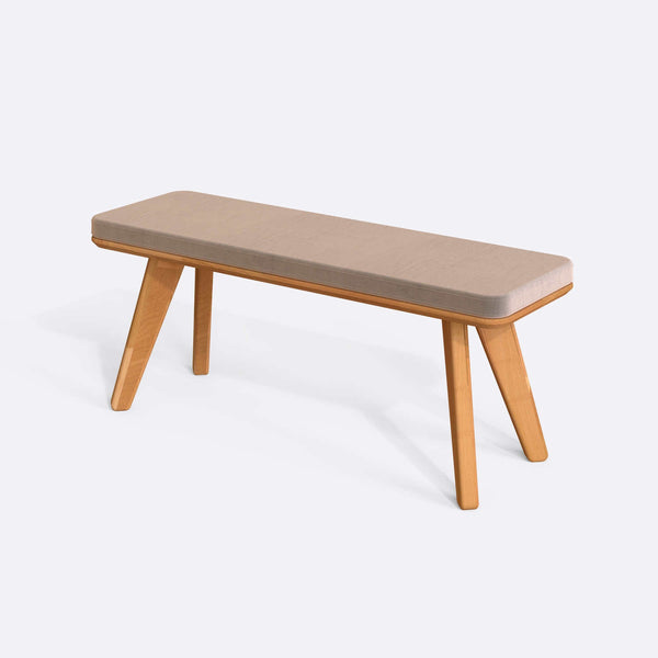 Han Bench 120 x 38, kum kadife döşeme, masif kayın gövde, beyaz zeminde üç çeyrek açıdan çekim