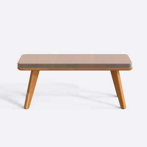 Han Bench 120 x 38, kum kadife döşeme, masif kayın gövde, beyaz zeminde önden stüdyo çekimi