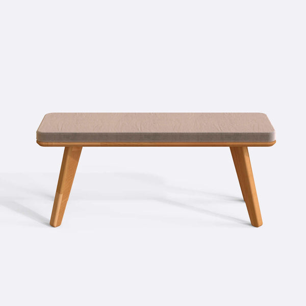 Han Bench 120 x 38, kum kadife döşeme, masif kayın gövde, beyaz zeminde önden stüdyo çekimi