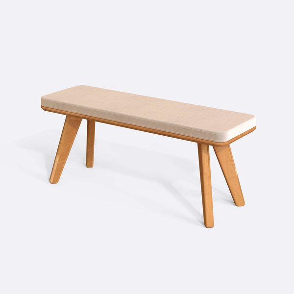 Han Bench 120 x 38, ekru kadife döşeme, masif kayın gövde, beyaz zeminde üç çeyrek açıdan çekim