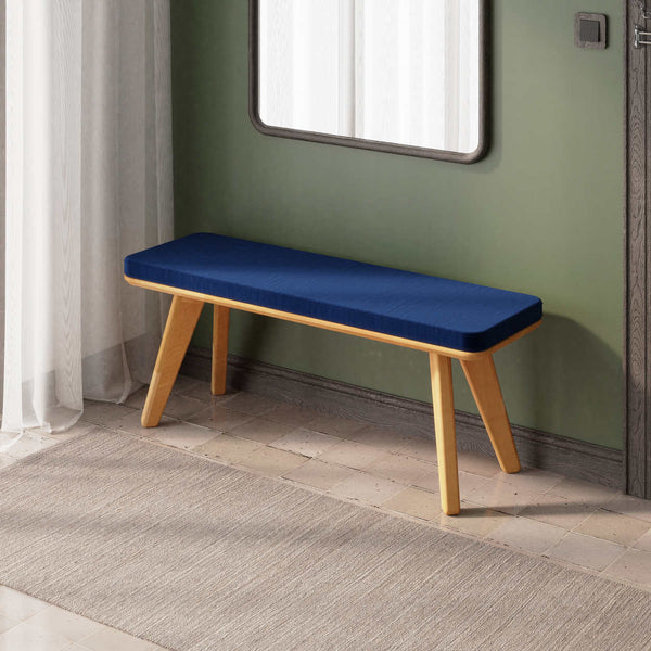 Han Bench 120 x 38, lacivert kadife döşeme, masif kayın gövde, ev ortamında kullanım görünümü