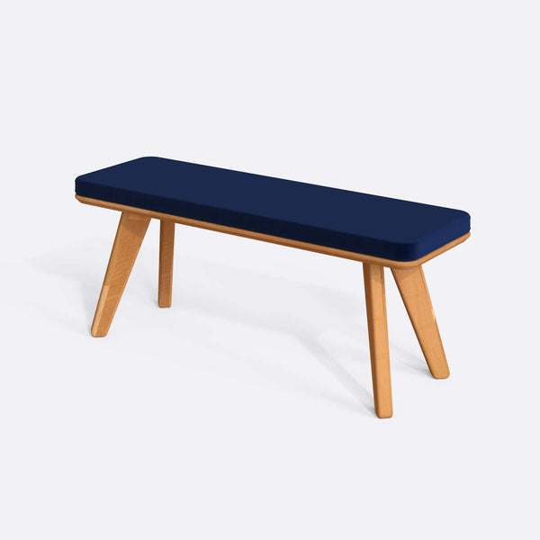 Han Bench 120 x 38, lacivert kadife döşeme, masif kayın gövde, beyaz zeminde üç çeyrek açıdan çekim