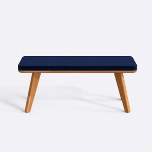 Han Bench 120 x 38, lacivert kadife döşeme, masif kayın gövde, beyaz zeminde önden stüdyo çekimi