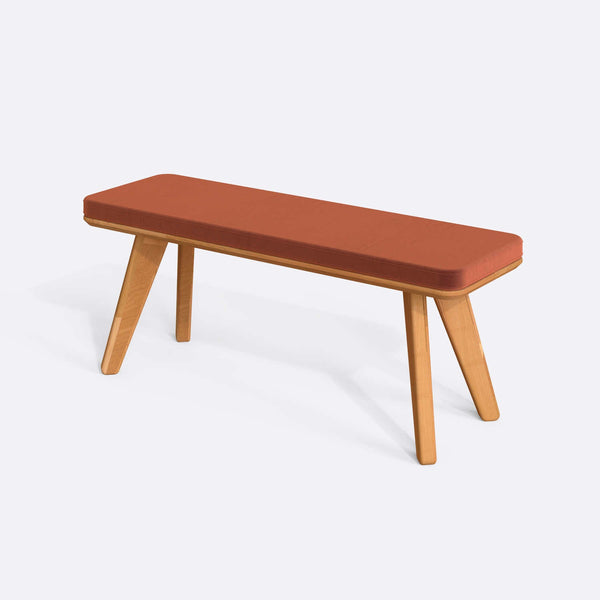 Han Bench 120 x 38, somon kadife döşeme, masif kayın gövde, beyaz zeminde üç çeyrek açıdan çekim