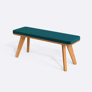 Han Bench 120 x 38, petrol kadife döşeme, masif kayın gövde, beyaz zeminde üç çeyrek açıdan çekim