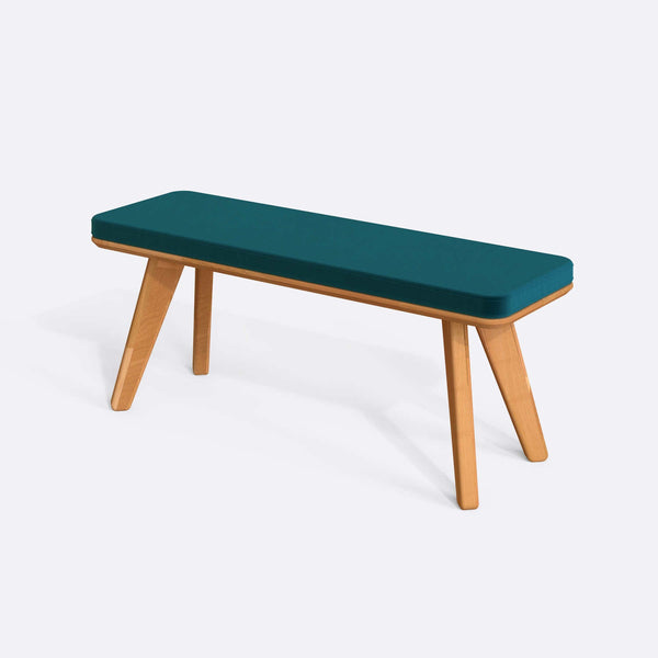 Han Bench 120 x 38, petrol kadife döşeme, masif kayın gövde, beyaz zeminde üç çeyrek açıdan çekim