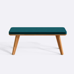 Han Bench 120 x 38, petrol kadife döşeme, masif kayın gövde, beyaz zeminde önden stüdyo çekimi