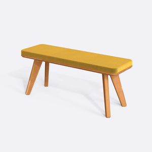 Han Bench 120 x 38, sarı kadife döşeme, masif kayın gövde, beyaz zeminde üç çeyrek açıdan çekim