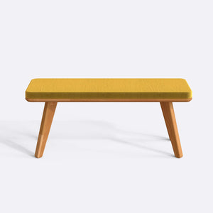 Han Bench 120 x 38, sarı kadife döşeme, masif kayın gövde, beyaz zeminde önden stüdyo çekimi