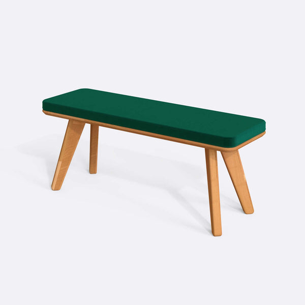Han Bench 120 x 38, zümrüt kadife döşeme, masif kayın gövde, beyaz zeminde üç çeyrek açıdan çekim