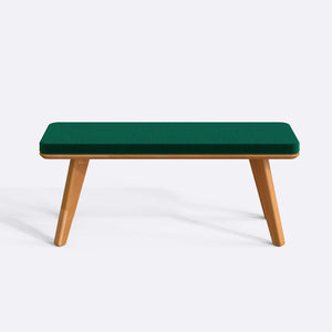 Han Bench 120 x 38, zümrüt kadife döşeme, masif kayın gövde, beyaz zeminde önden stüdyo çekimi