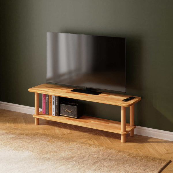 Sora TV Ünitesi 140 x 38 cm, %100 masif kayın, doğal ahşap dokusu, döşenmiş oda ortamında kullanım görünümü