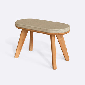 Yase Bench 80 x 38 cm, kum keten döşeme, masif kayın gövde, beyaz zeminde üç çeyrek açıdan çekim