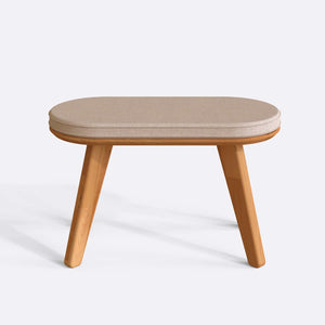 Yase Bench 80 x 38 cm, ekru keten döşeme, masif kayın gövde, beyaz zeminde önden stüdyo çekimi