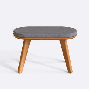 Yase Bench 80 x 38 cm, gri keten döşeme, masif kayın gövde, beyaz zeminde önden stüdyo çekimi