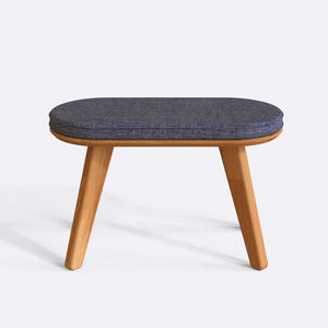 Yase Bench 80 x 38 cm, kül keten döşeme, masif kayın gövde, beyaz zeminde önden stüdyo çekimi