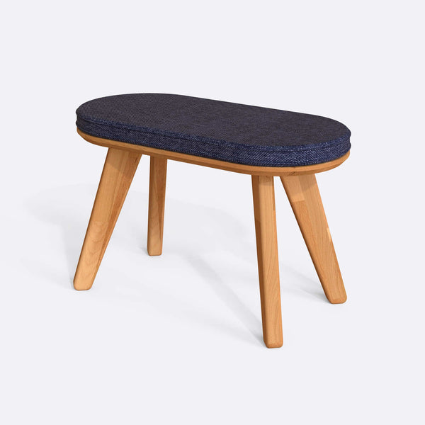 Yase Bench 80 x 38 cm, lacivert keten döşeme, masif kayın gövde, beyaz zeminde üç çeyrek açıdan çekim