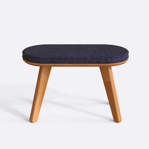 Yase Bench 80 x 38 cm, lacivert keten döşeme, masif kayın gövde, beyaz zeminde önden stüdyo çekimi