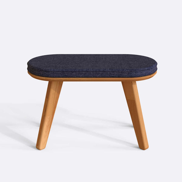 Yase Bench 80 x 38 cm, lacivert keten döşeme, masif kayın gövde, beyaz zeminde önden stüdyo çekimi