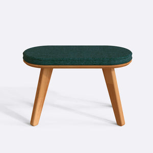 Yase Bench 80 x 38 cm, petrol keten döşeme, masif kayın gövde, beyaz zeminde önden stüdyo çekimi