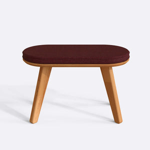 Yase Bench 80 x 38 cm, bordo keten döşeme, masif kayın gövde, beyaz zeminde önden stüdyo çekimi