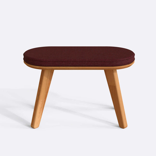 Yase Bench 80 x 38 cm, bordo keten döşeme, masif kayın gövde, beyaz zeminde önden stüdyo çekimi