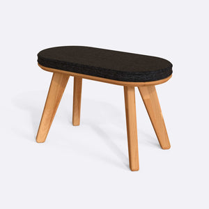 Yase Bench 80 x 38 cm, siyah keten döşeme, masif kayın gövde, beyaz zeminde üç çeyrek açıdan çekim