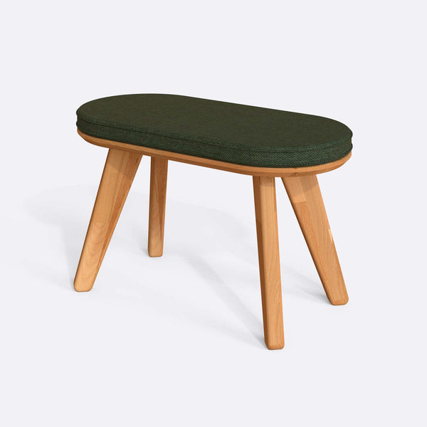 Yase Bench 80 x 38 cm, yeşil keten döşeme, masif kayın gövde, beyaz zeminde üç çeyrek açıdan çekim