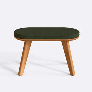Yase Bench 80 x 38 cm, yeşil keten döşeme, masif kayın gövde, beyaz zeminde önden stüdyo çekimi