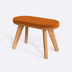 Yase Bench 80 x 38 cm, badem kadife döşeme, masif kayın gövde, beyaz zeminde üç çeyrek açıdan çekim
