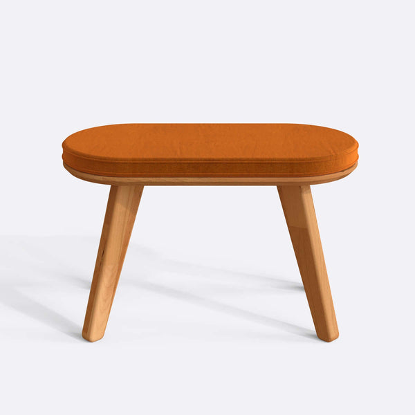 Yase Bench 80 x 38 cm, badem kadife döşeme, masif kayın gövde, beyaz zeminde önden stüdyo çekimi